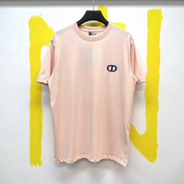 Dior宽松版型t恤粉色棉质平纹针织面料cd Icon 标志 Size :S-Xl 这款粉色t恤结合典雅气质与休闲风范 采用棉质平纹针织面料精心制作 胸前饰以对